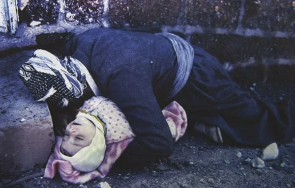 Wêneyeke arşîvê ya kesekî mezin û zarokekî ku bi hev re razayî ne.