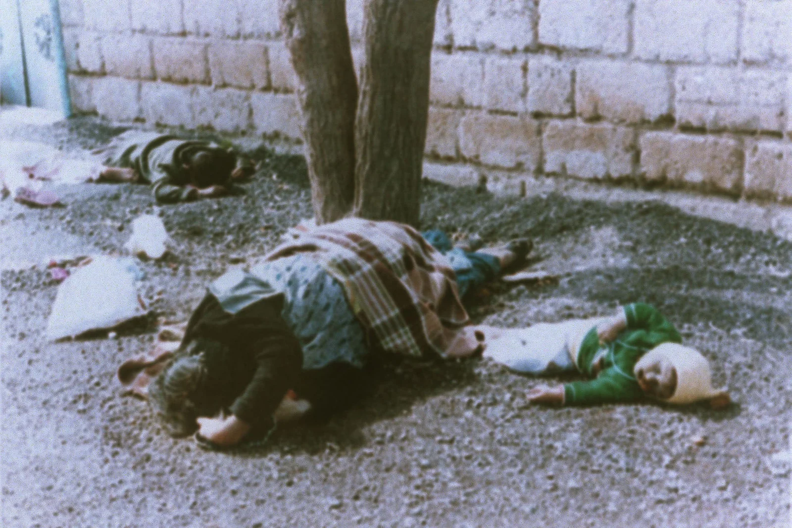 Wêneyeke arşîvê ya qurbaniyên li kolanekê razayî.
